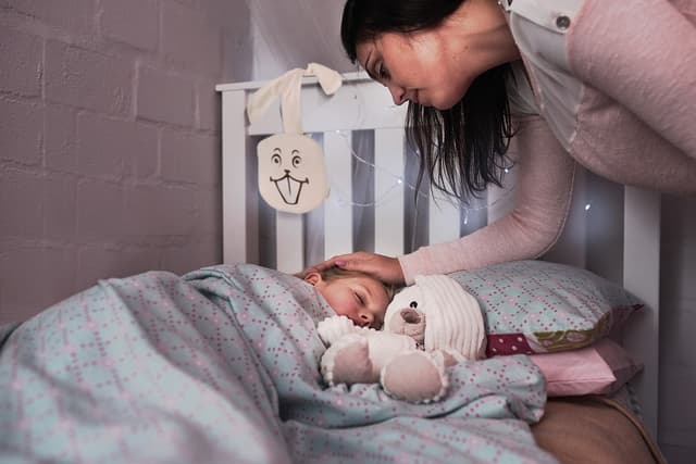 Poducha Bajucha w łóżeczku